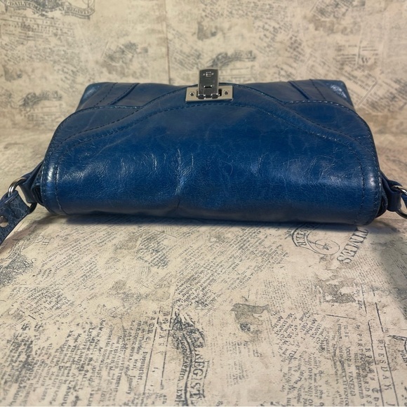 b. Makowski Karlie Glazed Leather Crossbody Adjust Strap Green - Picture 7 of 14